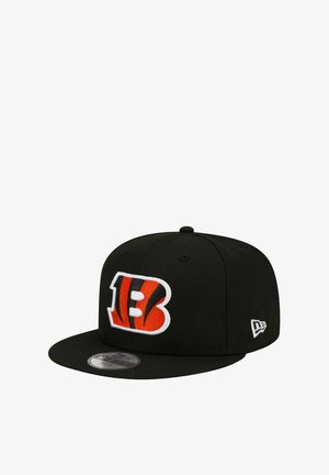 Schwarze Kappe mit flachem Schirm, versehen mit einem gestickten orange-weißen "B"-Logo mit Streifen und einem New Era-Logo an der Seite.