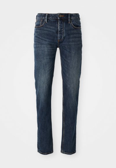 Jeans de denim em azul escuro com corte reto, cinco bolsos, fecho de zip e botão, e costuras em contraste ao longo das costuras.