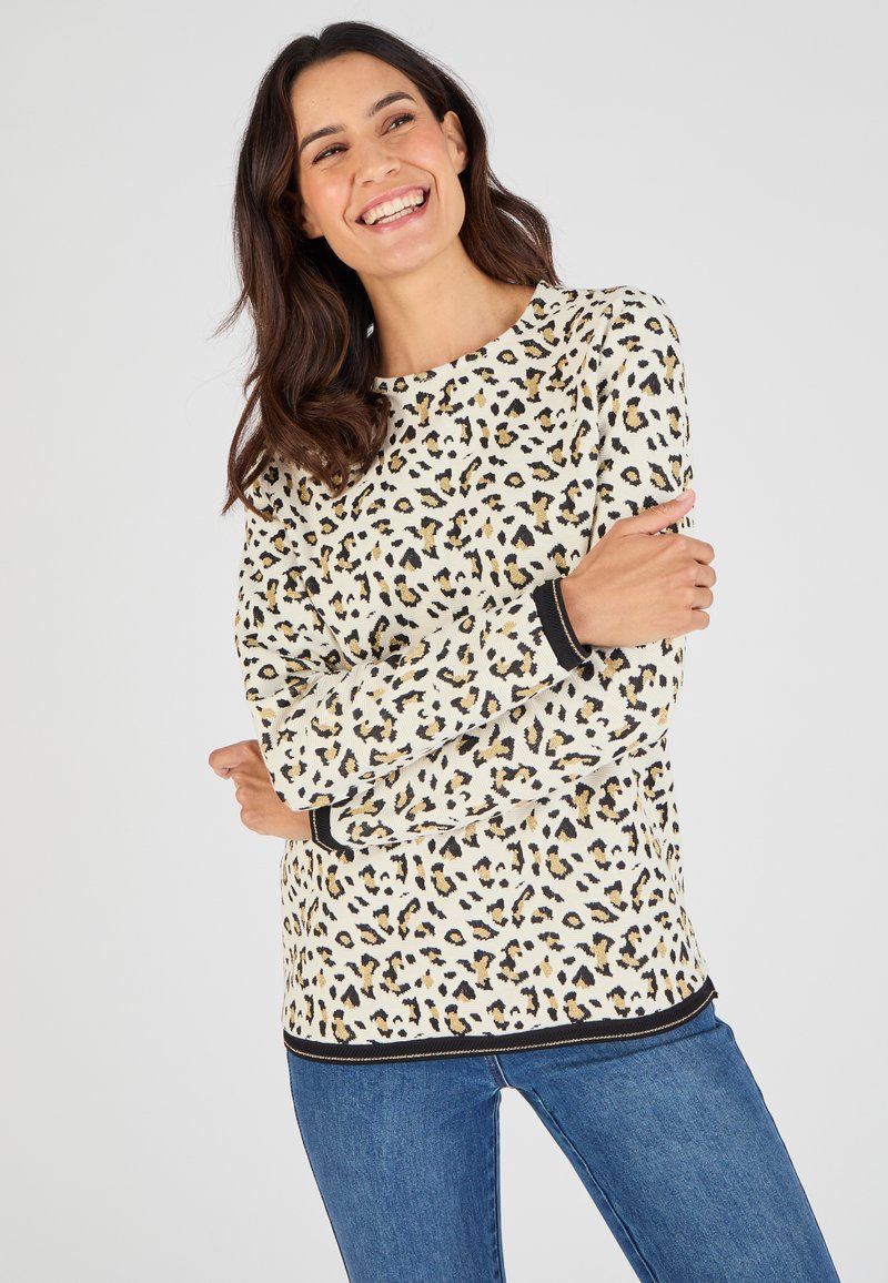 Maglione a stampa leopardata realizzato in tessuto a maglia, con collo rotondo, maniche lunghe e accenti a costine scure sui polsini e sull'orlo.