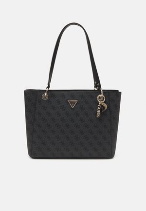 Sort Guess shoppertaske med mønstret logotryk, guldfarvet hardware og dobbelte skulderstropper mod en ensartet lys baggrund.