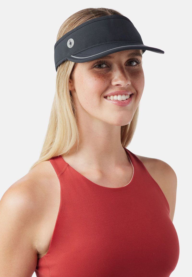 Visiera nera con una tesa curvata, realizzata in materiale leggero. Presenta un piccolo logo sul lato e una fascia liscia e texturizzata.