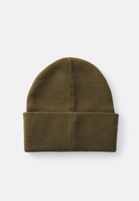 Căciulă tricotată de culoare verde măslin, cu o textură moale și un design cu bordură rulată. Formă simplă, rotundă, cu un model de nervuri uniform.