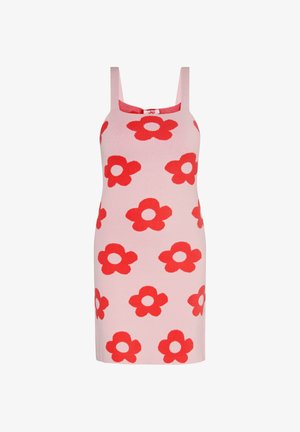 Vaaleanpunainen hihaton mekko, jossa on leveät olkaimet ja toistuva suuri punakukkakuvio, jossa on pyöreät keskustat.