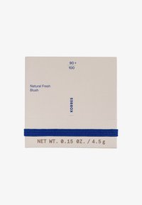 Blush Natural Fresh de Korres, peso neto 4.5 g/0.15 oz, envase beige minimalista con banda elástica azul y texto azul.