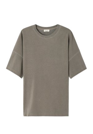 T-shirt kratkih rukava, širokog kroja u prigušenoj maslinasto zelenoj boji, izrađen od rebrastog tkanja s okruglim izrezom i detaljima sirovih rubova.