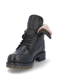 Bota de cuero negro con un cuello de piel sintética, puntera redonda y una suela robusta de tacos. Los cordones pasan por ojales de metal; el panel lateral tiene un detalle decorativo.