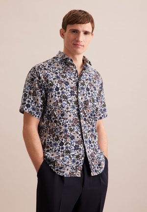 Korte mouw shirt met een multicolor bloemenpatroon in blauw, bruin en crème. Kraag met knoopsluiting en een relaxte pasvorm. Katoenen materiaal.