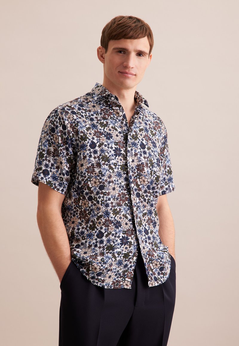 Camicia a maniche corte con un motivo floreale multicolore in blu, marrone e crema. Colletto button-down e vestibilità comoda. Materiale in cotone.