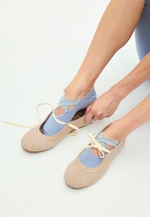 Stradivarius Ballerine con cinturino - beige