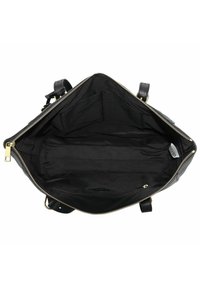 Interno di una borsa a mano in pelle nera con cerniera dorata, dotato di molteplici tasche e una fodera in tessuto liscio e testurizzato.