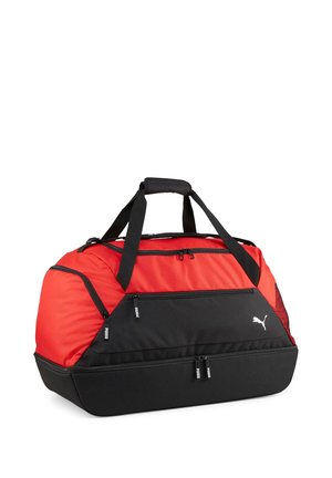 Rote und schwarze Puma-Sporttasche mit Tragegriffen oben, mehreren Reißverschlussfächern und einem weißen Puma-Logo auf der Vorderseite.