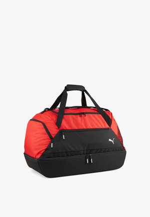 Rote und schwarze Puma-Sporttasche mit Tragegriffen oben, mehreren Reißverschlussfächern und einem weißen Puma-Logo auf der Vorderseite.