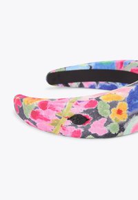 Fascia a fiori con una vivace palette di colori rosa, blu, verde e giallo, con una texture liscia e una banda interna nera.