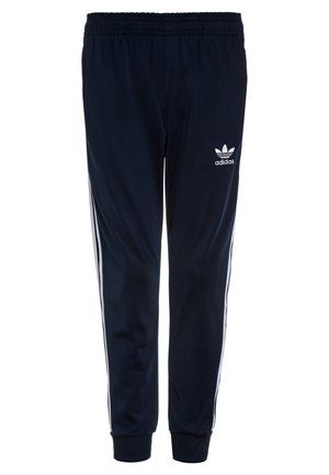 Czarne spodnie dresowe Adidas z białymi paskami po bokach, elastycznym pasem, ściągaczami przy kostkach i białym logo Adidas na górnej lewej części uda.