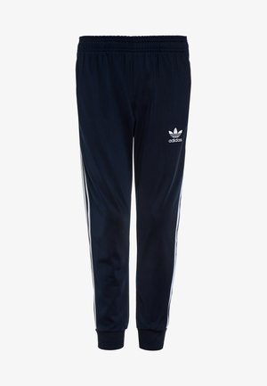 Schwarze Adidas-Trainingshose mit weißen Seitenstreifen, elastischem Bund, Bündchen an den Knöcheln und weißem Adidas-Logo am oberen linken Oberschenkel.