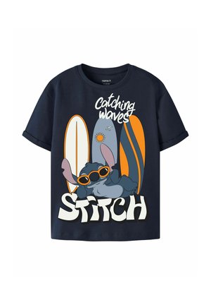 Granatowy t-shirt z postacią z kreskówki Stitch, noszącą pomarańczowe okulary przeciwsłoneczne, odpoczywającą przed trzema deskami surfingowymi i napisem „Catching waves”.