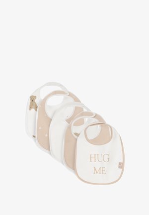 Set van vijf katoenen slabbetjes in wit en beige. Kenmerken zijn een teddybeerontwerp en de tekst "HUG ME" in goud. Zacht, absorberend materiaal.