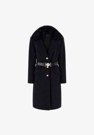 Manteau en laine noir avec un col en fausse fourrure, boutons dorés, poches avant et une ceinture noire avec une boucle ronde décorative. Manches longues et coupe ajustée.