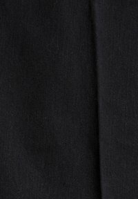 Czarna tkanina o gładkiej fakturze i delikatnym połysku, z ukośnymi prążkami i starannie wykończonym brzegiem.