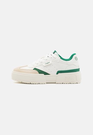 Basket à plateforme basse avec des panneaux blanc, beige et vert, des lacets blancs et le logo de la marque embossé sur la semelle et le côté.