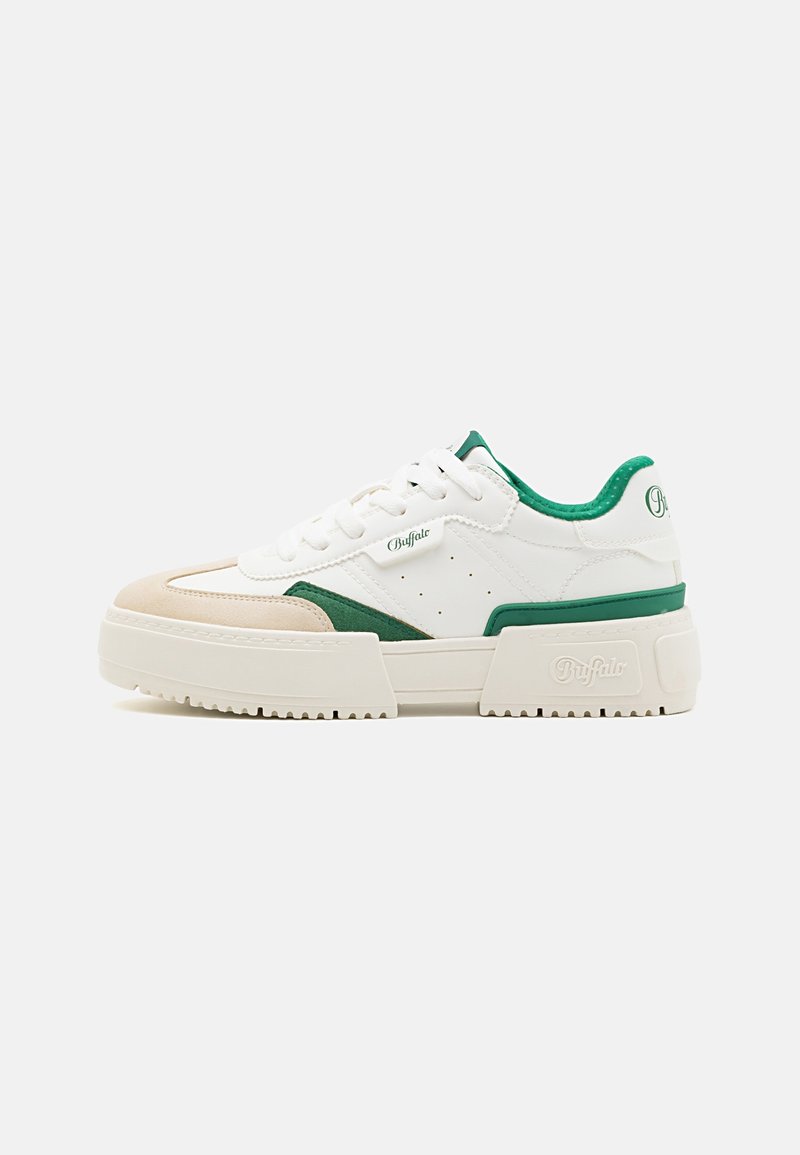 Basket à plateforme basse avec des panneaux blanc, beige et vert, des lacets blancs et le logo de la marque embossé sur la semelle et le côté.