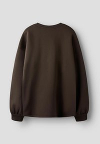 Brun oversized sweatshirt med ribbet rund halsudskæring, sænkede skuldersømme og elastiske manchetter ved ærmerne. Glat tekstur.