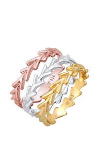 Tre stablede ringe i rosaguld, sølv og guld, der har et bladlignende design med teksturerede mønstre. Stemplet 925.