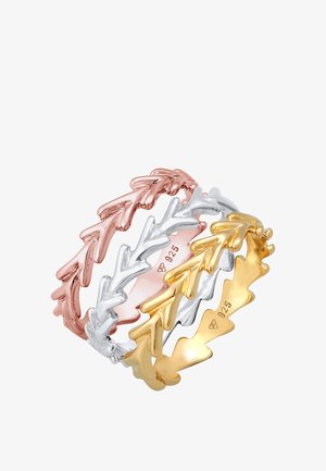 Tre stablede ringe i rosaguld, sølv og guld, der har et bladlignende design med teksturerede mønstre. Stemplet 925.