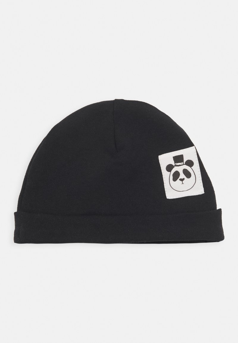 Gorro de algodão preto com punho dobrado e um emblema apresentando um panda a usar um chapéu de alta-costa. Textura suave, design ajustado.