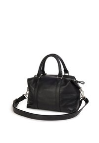 Bolso de mano de cuero negro con asas dobles, superficie texturizada, cierre de cremallera y correa de hombro ajustable. Presenta acentos de hardware plateado.