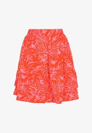 Czerwona i różowa spódnica warstwowa z elastycznym paskiem w talii, z tropikalnym wzorem liści. Wykonana z lekkiego materiału o miękkiej teksturze.