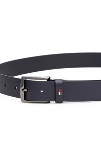 Marineblauwe leren riem met een zilverkleurige metalen gesp en een klein rechthoekig logo in rood en wit. Voorzien van meerdere verstelgaten voor een goede pasvorm.