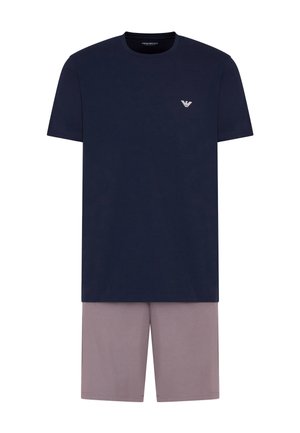 Marineblaues Baumwoll-T-Shirt mit kurzen Ärmeln und kleinem Logo, kombiniert mit hellgrauen Baumwollshorts mit elastischem Bund und geradem Schnitt.