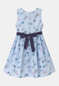 Blaues Kleid mit Schmetterlingsdruck, ärmelloses Design und einem dunkelblauen Taillengürtel. Verfügt über einen Reißverschluss im Rücken und sanfte Falten im Rock.