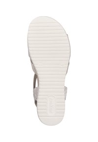 Ljusgrå sandal med ett strukturerat ovansidan, med en platt gummisula med ett ribbat mönster för ökad grepp och stöd.