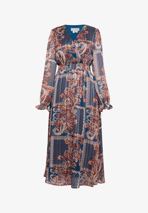 Lange jurk van lichtgewicht stof, met een paisleypatroon in blauw, rood en wit. Het heeft een V-hals, lange mouwen en een elastische taille.
