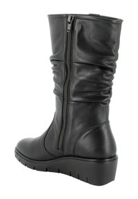 Stivale in pelle nera al ginocchio con design cucito, parte superiore morbida, zip laterale e suola robusta con piattaforma bassa.