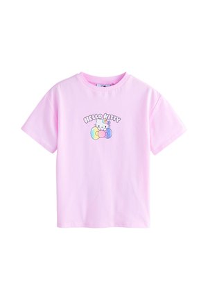 Svetloružové tričko s krátkym rukávom s nápisom „Hello Kitty“ a malou tvárou Hello Kitty s dúhovou mašľou v strede vpredu.