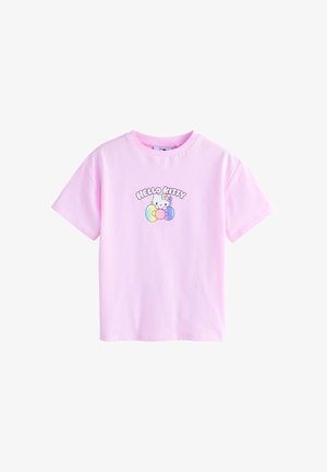 Hellrosa kurzärmeliges T-Shirt mit dem Schriftzug „Hello Kitty“ und einem kleinen Hello Kitty-Gesicht mit einer regenbogenfarbenen Schleife in der Mitte vorne.