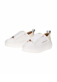 Baskets en cuir blanc avec un dos texturé, bout rond, semelle surélevée, lacets blancs et un petit détail de marque en ton métallique.