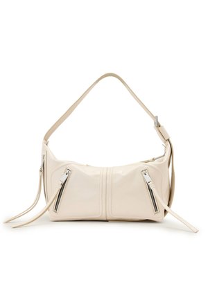 Sac d'épaule en cuir beige avec sangle ajustable, deux poches avant zippées et tirettes de fermeture éclair prolongées sur fond blanc.