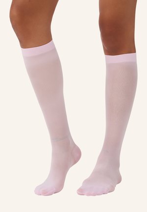 Calze compressive rosa trasparenti alte fino al ginocchio, con una texture liscia e un risvolto solido nella parte superiore, progettate per comfort e supporto.