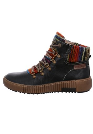 Bottine en cuir noir avec un col tricoté coloré, des œillets métalliques, des lacets et une semelle en caoutchouc texturée avec des accents nervurés.