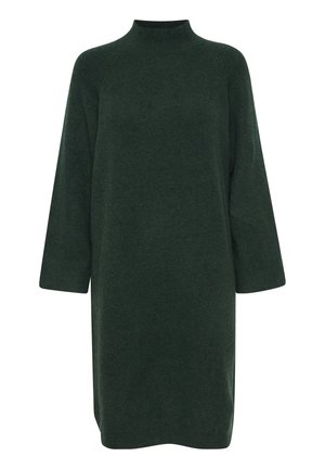 Rochie tricotată în verde închis, având un guler înalt, mâneci trei sferturi și o croială lejeră, cu o textură moale și detalii minime.