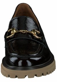 Zwarte lakleren loafers met een gouden kettingaccent, voorzien van een gestructureerd oppervlak en een chunky beige rubberen zool.