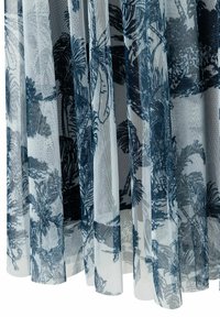 Durchsichtiger Stoff mit einem Blatt- und Landschaftsmuster in Dunkelblau und Weiß. Fließendes, plissiertes Design mit sichtbarTextur in den Lagen.