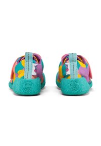 Zapatos infantiles coloridos con una parte superior de múltiples patrones en rosa, amarillo y azul, que cuentan con una suela texturizada en color teal y una pestaña para tirar.