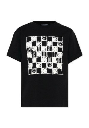 Czarny t-shirt z krótkim rękawem z białym wzorem w kratkę i napisem "MOSCHINO" oraz twarzami misiów teddy na niektórych kwadratach.