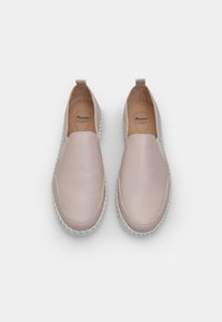 Růžové kožené boty na slip-on s elastickými pásky po stranách, texturovanou bílou podrážkou a hladkým povrchem. Interiér obsahuje značkovou stélku.
