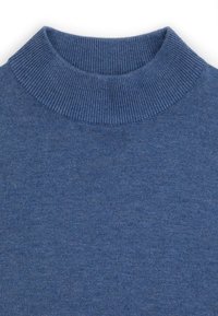 Dzianinowy sweter w jasnoniebieskim kolorze z wysokim, prążkowanym kołnierzem. Tkanina ma gładką fakturę, z jednolitym splotem na całej powierzchni.